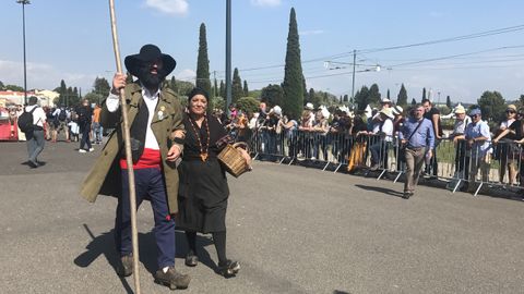 Dos de los personajes de les comedies de Valdesoto durante el desfile de la M�scara Ib�rica en Belem
