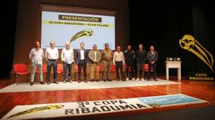 Foto de familia de las autoridades, organizaci�n y padrino de la tercera edici�n de la Copa Ribadumia-Clae Viajes
