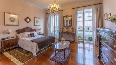 La habitaci�n principal tiene vistas a la plaza de Lugo