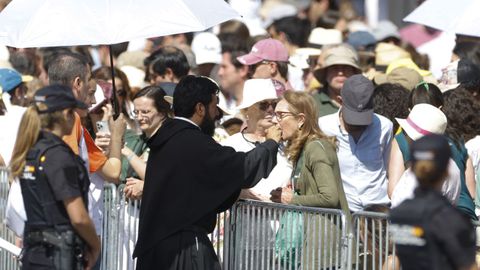  Un sacerdote da la comuni�n en la Plaza de Cibeles durante la misa del Corpus Christi oficiada por papa Le�n XIV este domingo en Madrid