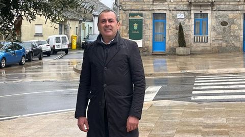 Lameiro Alonso, frente al Concello de A Veiga, donde desarrolla su actividad profesional