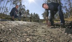 Los vecinos muestran las irregularidades del terreno. 