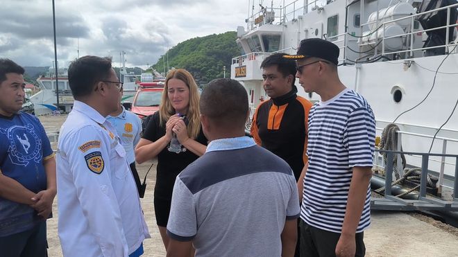 Fotograf�a cedida por el Equipo de B�squeda y Rescate de Indonesia (SAR) con Andrea Ortu�o en el centro.