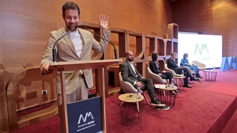 El psiclogo Iago Roel, organizador del congreso, abriendo la cita este jueves. 