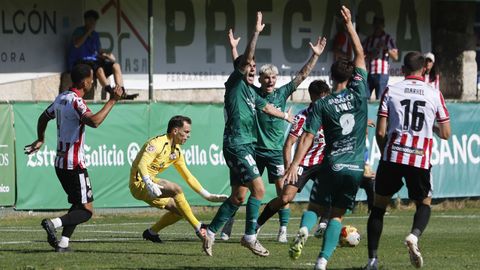 Los atacantes del Arenteiro claman por un penalti sobre la internada de Rubén Richarte