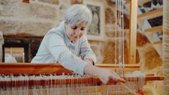 In�s Rodr�guez, artesana textil en su estudio RIR & CO  de Allariz.