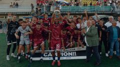 Sergio Cu�a levanta la Supercopa rodeado de sus compa�eros del Auriense