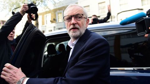 Corbyn es rodeado por la prensa tras su reuni�n con May