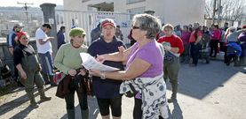 Mariscadoras y armadores de Louriz�n se concentraron ayer ante la depuradora de Os Praceres para protestar por los vertidos al banco. 