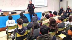 Charla de agentes de la polic�a local de Vigo con estudiantes