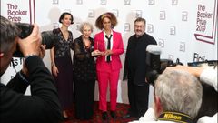 Margaret Atwood y Bernardine Evaristo, en la sala londinense Guildhall tras saberse ganadoras, celebrando el premio ex aequo