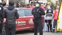 Los servicios m�dicos de la Volta tuvieron que atender a Sonny Colbrelli en la calle tras finalizar la etapa.