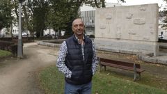 Luis Mart�nez Costas xunto ao mural de Failde, no parque fronte � pavill�n de Os Remedios