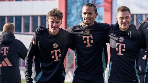 El dan�s Jonathan Asp Jensen, a la izquierda, durante un entrenamiento del Bayern de M�nich con Leroy San� y Kimmich.