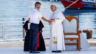 Momento en el que el Papa Le�n XIV saluda�y da las gracias en el puerto canario de Arguinegu�n �por su encomiable labor� al capit�n de la Guardamar Urania, Tito Villarmea M�ndez, viveirense de 53 a�os, como representante de Salvamento Mar�timo