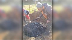 As� se hace carb�n vegetal como se hac�a antiguamente, en un oficio desaparecido en A Mari�a