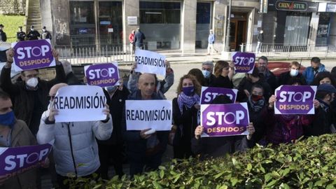 Participantes de la manifestaci�n en contra de los despidos de Podemos Asturies