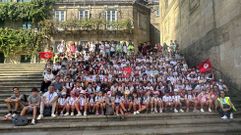 Profesores y alumnos se hicieron una foto de familia en A Quintana tras culminar la peregrinaci�n desde Lavacolla.