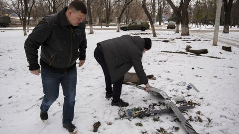 Ucranianos recogen restos de un dron en el lugar de un ataque ruso