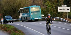 Un autocar de la empresa Arriva Noroeste, cerca del desv�o de Cari�o, en Ponte Mera. 