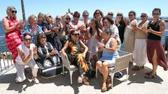 Fiesta de despedida a May Carreira, quien durante 28 a�os ha estado en la directiva de la Asociaci�n de Lucha contra el C�ncer de Ribeira