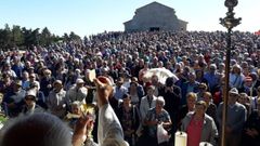 Celebraci�n de una misa de campa�a frente al santuario de Santa Mar�a do Faro