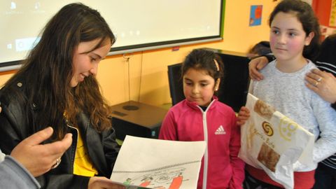 La cooperante Leticia Send�n habl� a los ni�os del CEIP Vilarmide-Eduardo Noya (Mux�a) de sus experiencias en Marruecos y Senegal