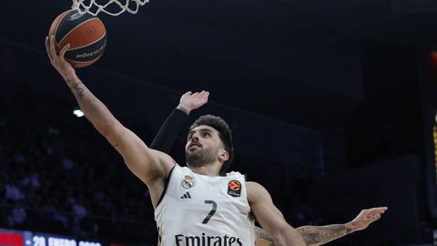 Campazzo haciendo una bandeja durante el encuentro ante el M&oacute;naco