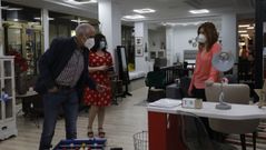 Imagen de este lunes en la tienda Liquidaci�n Ourense de la calle Santo Domingo