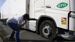 El camionero Antonio Garrido, tras descubrir que le hab�an pinchado una rueda en el pol�gono industrial de O Campi�o.