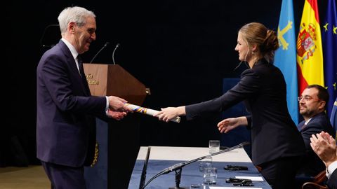 La princesa Leonor entrega al escritor canadiense Michael Ignatieff el premio Princesa de Asturias de Ciencias Sociales, durante la ceremonia de entrega de los Premios Princesa de Asturias, este viernes en el Teatro Campoamor, en Oviedo