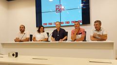 Un momento de la comparecencia del grupo socialista en la Diputaci�n para presentar el estudio