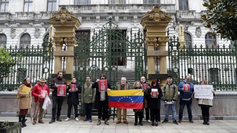  Una quincena de personas, entre los que se encontraban dirigentes de IU y Podemos Asturies, se han manifestado este viernes frente al parlamento regional en defensa del Gobierno de Nicol�s Maduro