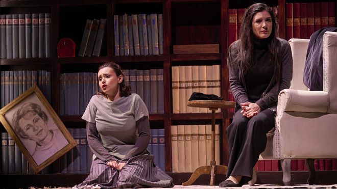 Luc�a Iglesias y Annalisa Stroppa, en una escena de la �pera �Werther�, representada�en el palacio Euskalduna.