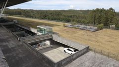 La cubierta del p�rking general de Lavacolla, que ahora tiene un acabado vegetal, ser� reformada para que puedan estacionar en ella 600 veh�culos