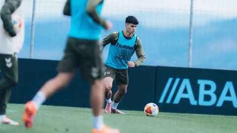 Andr�s Anta��n, en un entrenamiento con el Celta.