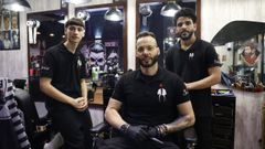 David Ferro, due�o de la barber�a Il Cavaliere, posa junto a sus compa�eros Jordan Cabrera, a su izquierda, y Adri�n P�rez en el local ubicado en la calle Bedoya