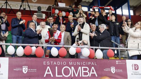 <span lang= gl >O capit�n do Arousa Pacheco, no momento de proceder a erguer a copa de campi�n galego da Tercera RFEF no palco de autoridades da Lomba.</span>