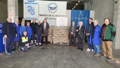 Voluntarios del Banco de Alimentos de Ourense recibieron la entrega realizada por el presidente de la Diputacin, Luis Meno