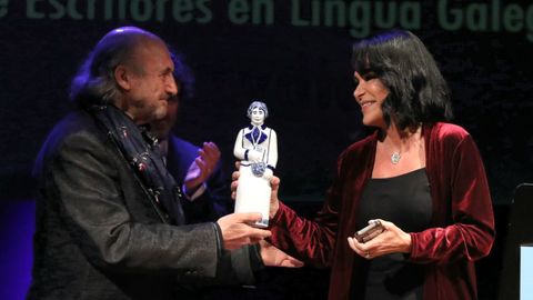 Cacho, nomeada Escritora Galega Universal, recibiu unha gran ovaci�n na gala.