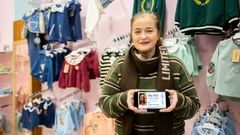 Elna Gonz�lez en su tienda sosteniendo el n�mero con el que gan� 200.000 euros