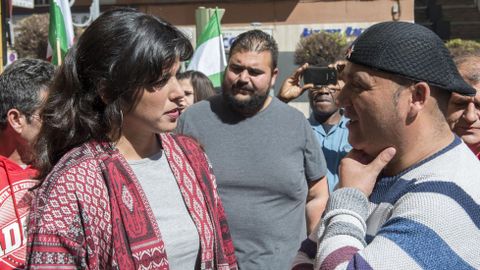 Óscar Reina, en el centro, durante una concentración de apoyo al concejal Andrés Bódalo, a la derecha, sobre el que pesaba una orden de detención.