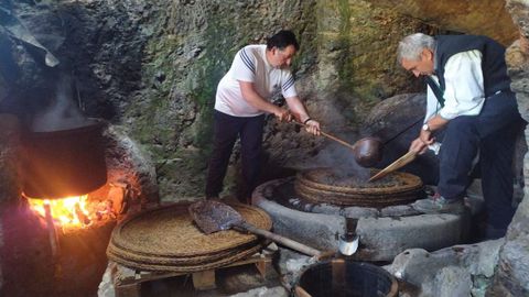 Prensado tradicional de las olivas antes de escurrir el aceite