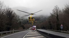 Fotograf�a de archivo del helic�ptero de emergencias sanitarias del 061 en una intervenci�n en el municipio de A Pobra do Broll�n