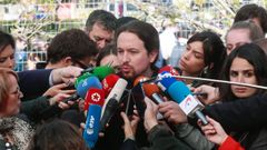  El lider de Podemos, Pablo Iglesias, contesta a las preguntas de los periodistas tras votar en el colegio de La Navata 