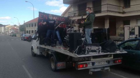 El grupo Kulo de Rata ofreci un concierto itinerante por Celanova