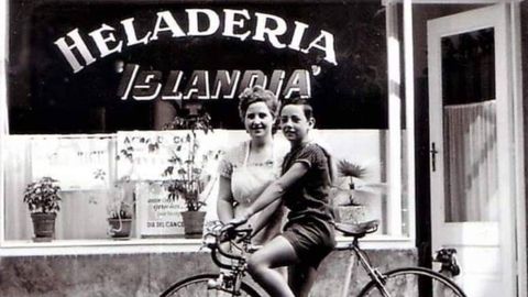 Remedios y Pepu frente a la heladería Islandia, en Gijón