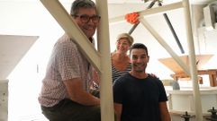 La familia Mu��o Tom� en las instalaciones del Mu��o do Quinto. El relevo generacional no ha supuesto una ruptura: Manuel  y Carmen siguen vinculados al d�a a d�a del negocio junto a su hijo Jes�s Manuel. �Para n�s, que decidise seguir � moi bonito, pero tam�n fai que non poidamos xubilar�, dice entre risas Carmen.
