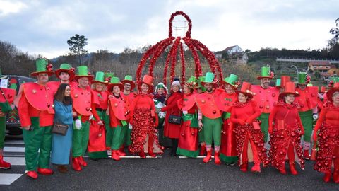 La alcaldesa de Mos, Nidia Ar�valo, pos� con uno de los grupos participantes