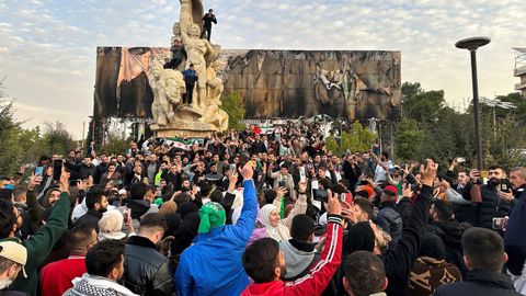 Gente celebrando la cada del rgimen de Al Asad en Aleppo